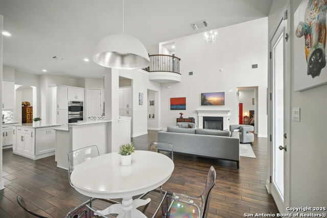 Listing photo id 9 for 7023 Hovingham