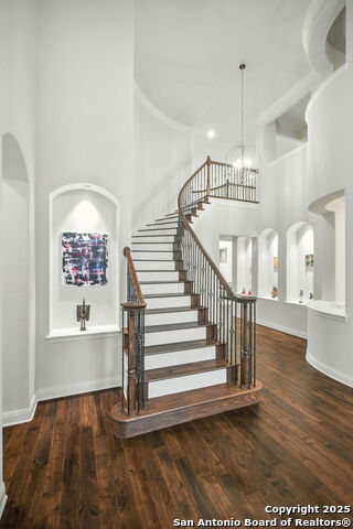 Listing photo id 15 for 7023 Hovingham