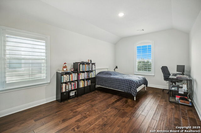Listing photo id 28 for 7023 Hovingham