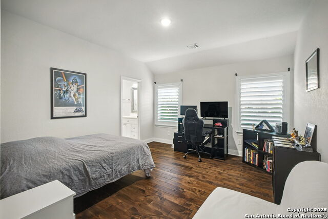 Listing photo id 32 for 7023 Hovingham