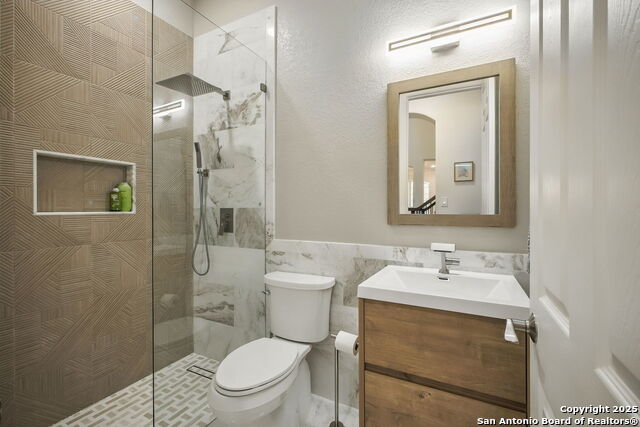 Listing photo id 35 for 7023 Hovingham