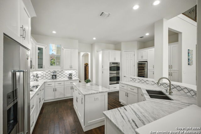 Listing photo id 4 for 7023 Hovingham