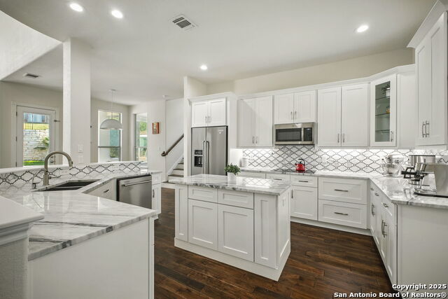 Listing photo id 6 for 7023 Hovingham