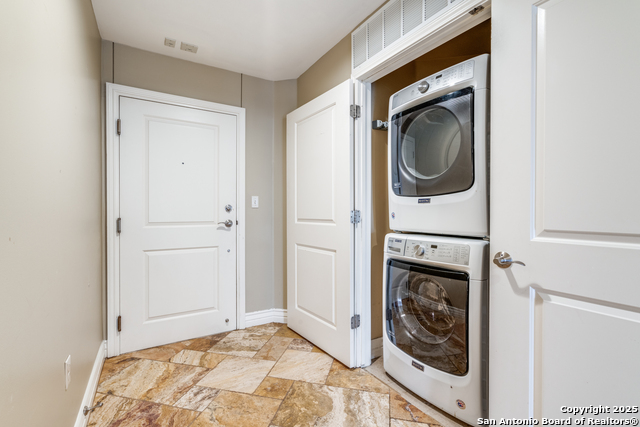Listing photo id 13 for 215 Center St N Apt 307
