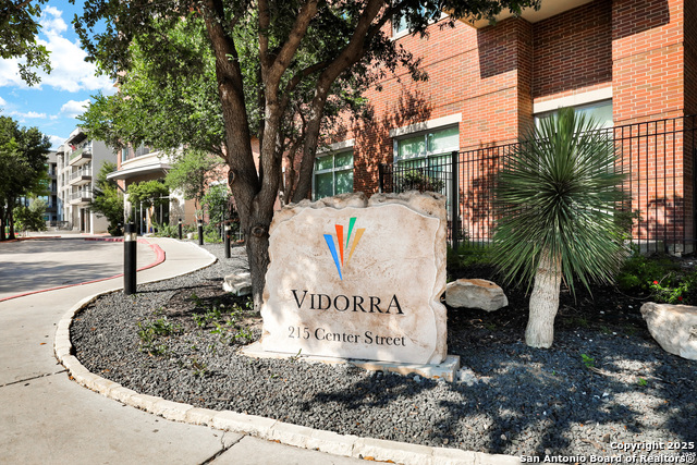 Listing photo id 0 for 215 Center St N Apt 307