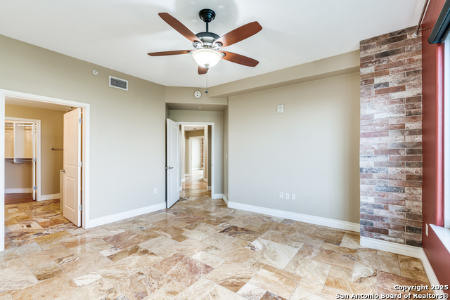 Listing photo id 18 for 215 Center St N Apt 307