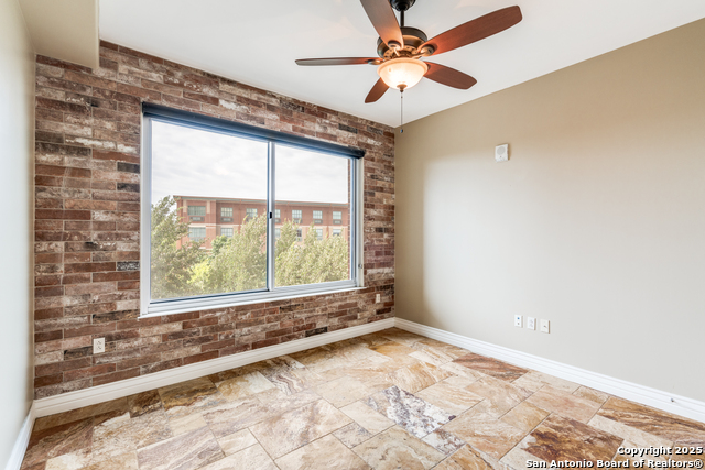 Listing photo id 21 for 215 Center St N Apt 307