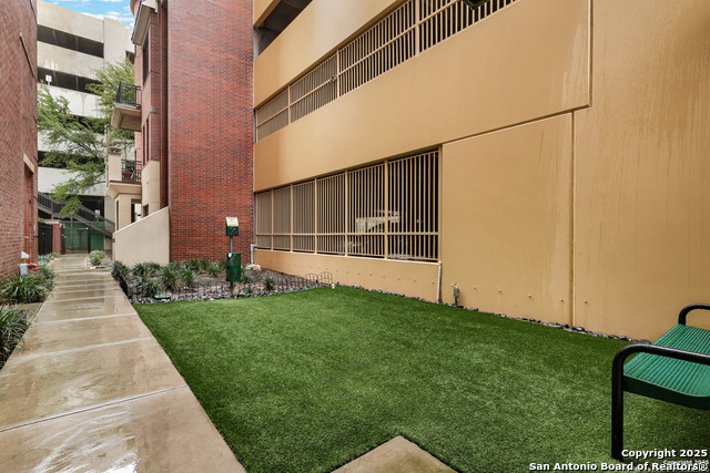 Listing photo id 33 for 215 Center St N Apt 307