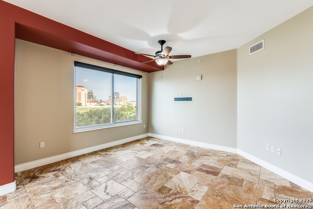 Listing photo id 4 for 215 Center St N Apt 307