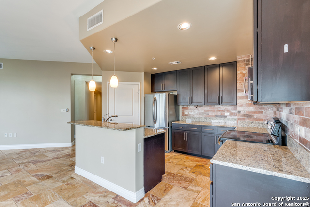 Listing photo id 6 for 215 Center St N Apt 307