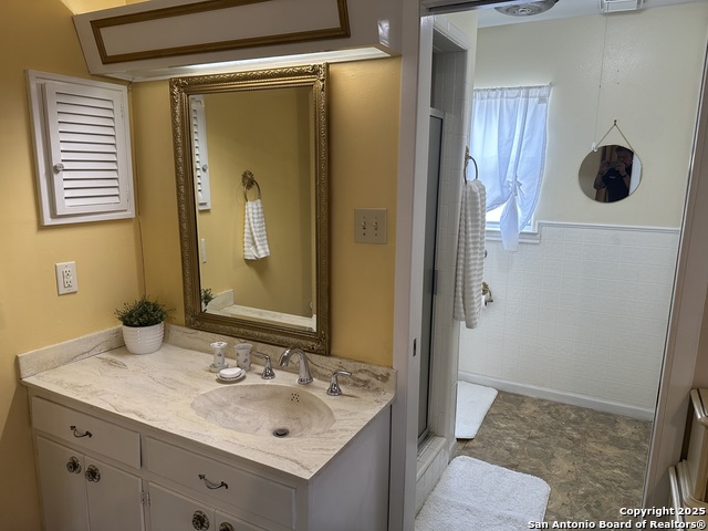 Image 18 of 39 For 322 Glenview W