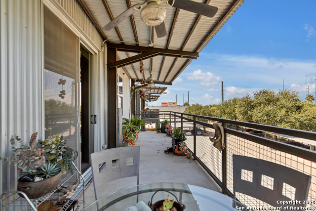 Listing photo id 16 for 831 Flores S 3202