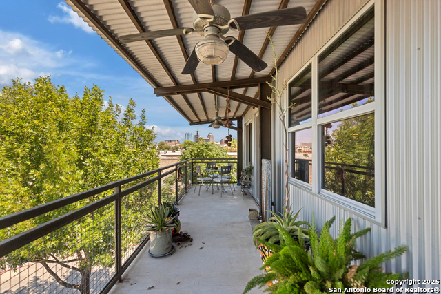 Listing photo id 17 for 831 Flores S 3202