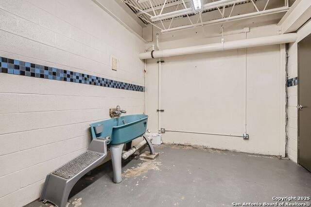 Listing photo id 25 for 831 Flores S 3202