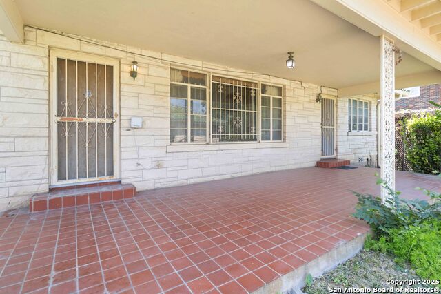 Image 32 of 39 For 201 Lynwood W
