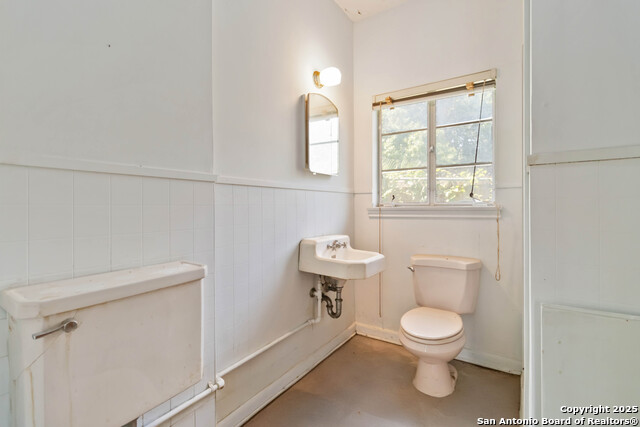 Image 37 of 39 For 201 Lynwood W