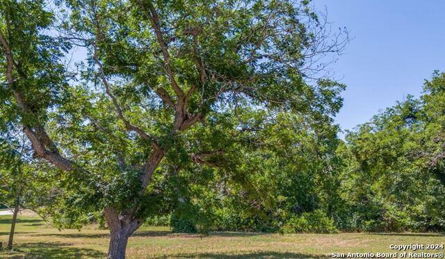 Listing photo id 1 for 8 Hampton Dr E