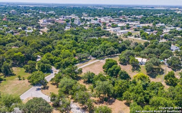 Listing photo id 3 for 8 Hampton Dr E