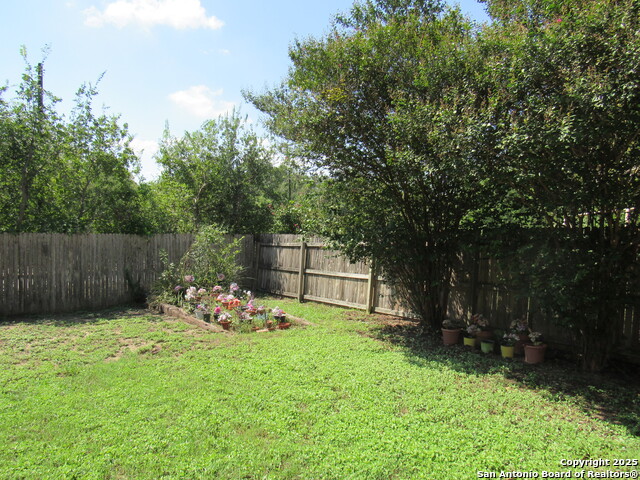 Listing photo id 17 for 8522 Quail Wood