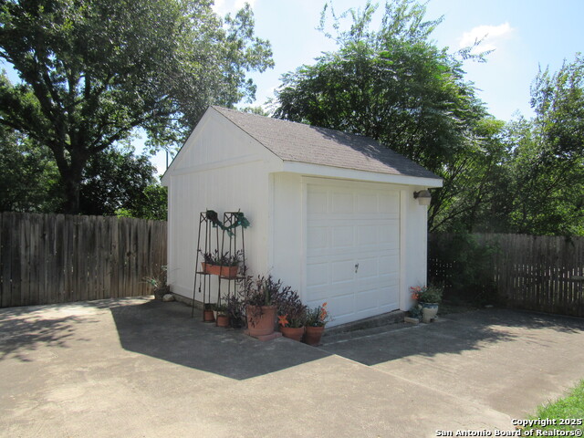 Listing photo id 18 for 8522 Quail Wood