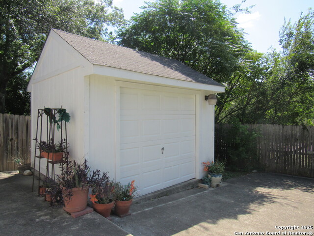 Listing photo id 19 for 8522 Quail Wood