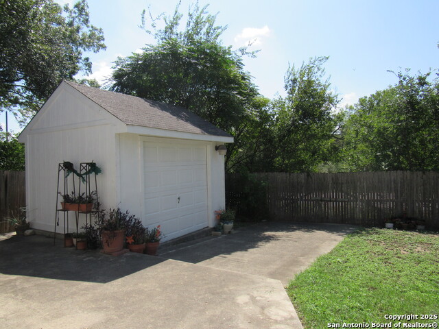 Listing photo id 20 for 8522 Quail Wood