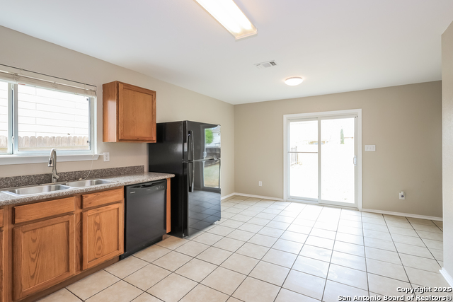 Listing photo id 8 for 9659 Kennebec