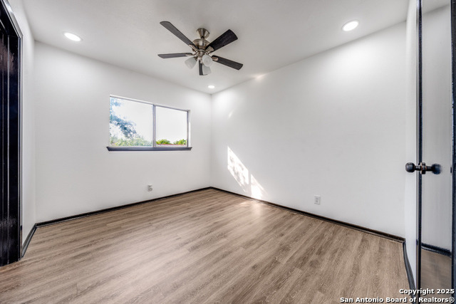 Image 19 of 25 For 11733 Spring Ridge