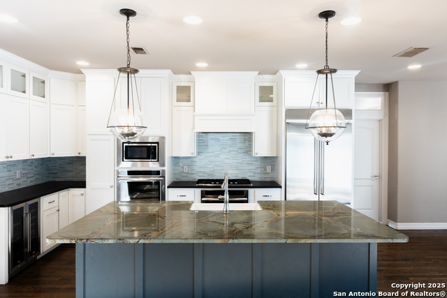 Listing photo id 9 for 20402 Messina