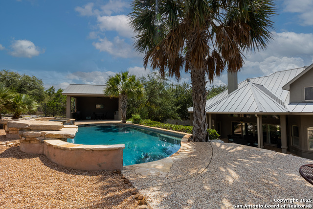 Listing photo id 20 for 20402 Messina