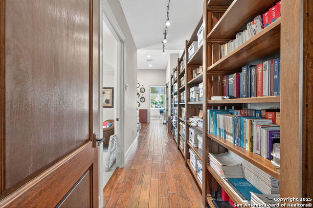 Listing photo id 8 for 16023 Via Shavano