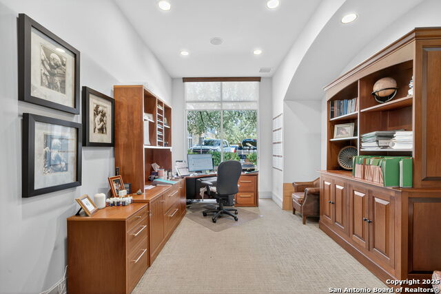 Listing photo id 9 for 16023 Via Shavano