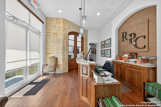 Listing photo id 2 for 16023 Via Shavano