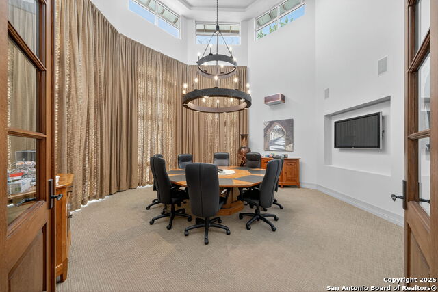 Listing photo id 5 for 16023 Via Shavano
