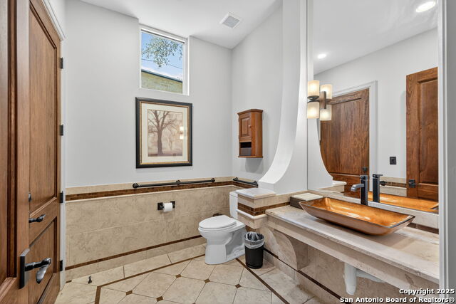 Listing photo id 6 for 16023 Via Shavano