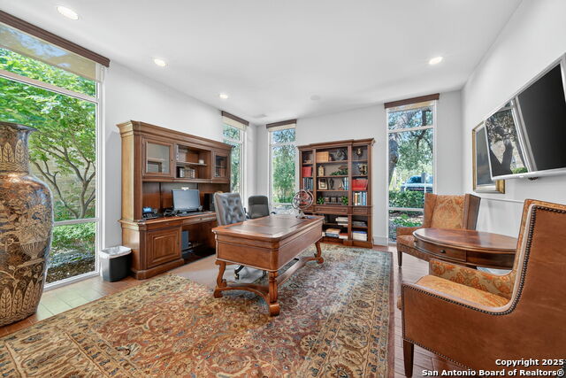 Listing photo id 7 for 16023 Via Shavano