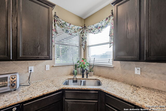 Image 16 of 50 For 918 Armour Dr