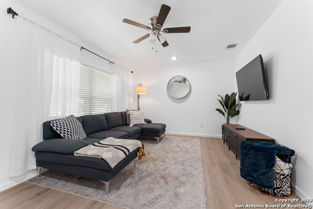 Listing photo id 12 for 338 Tomrob Dr