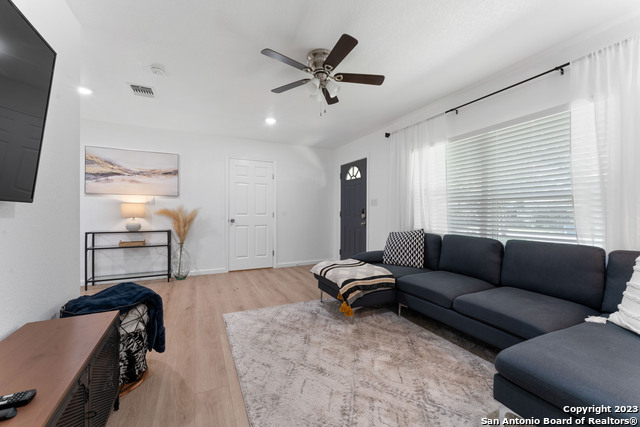 Listing photo id 14 for 338 Tomrob Dr