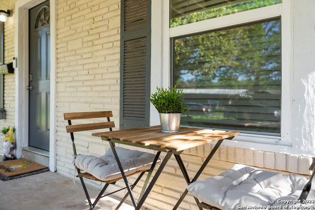 Listing photo id 1 for 338 Tomrob Dr