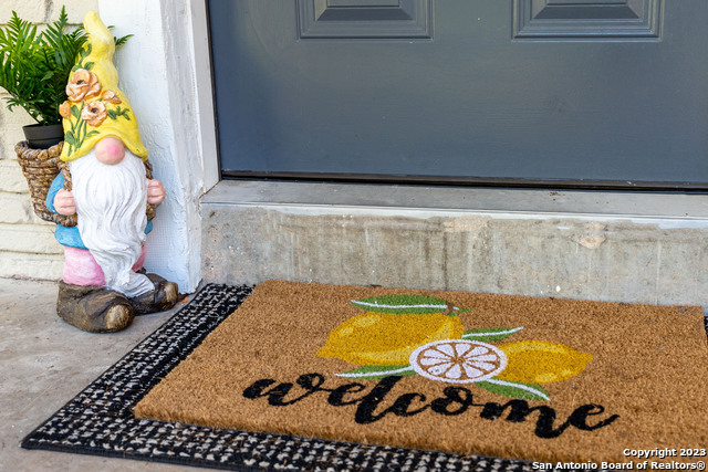 Listing photo id 2 for 338 Tomrob Dr