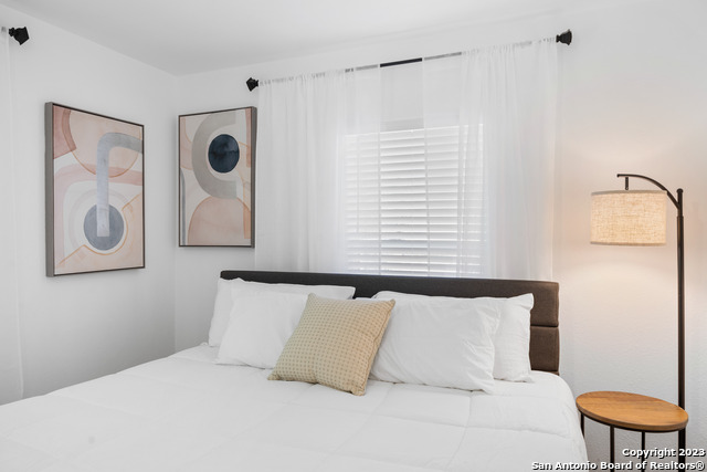 Listing photo id 5 for 338 Tomrob Dr