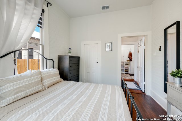 Image 13 of 19 For 732 Lamar St  1