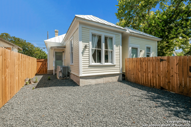 Image 18 of 19 For 732 Lamar St  1