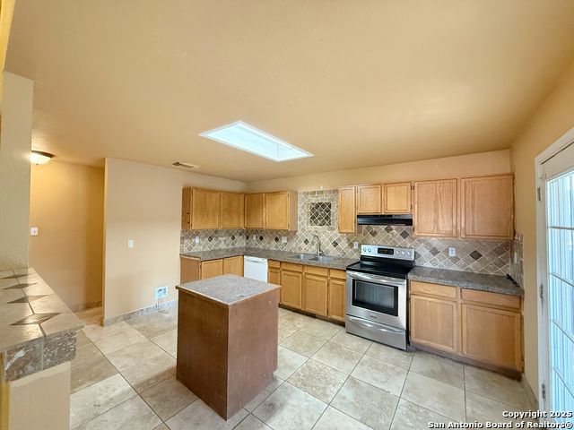 Listing photo id 12 for 9038 Fabens