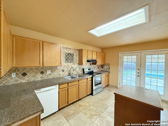 Listing photo id 16 for 9038 Fabens