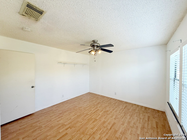 Listing photo id 31 for 9038 Fabens