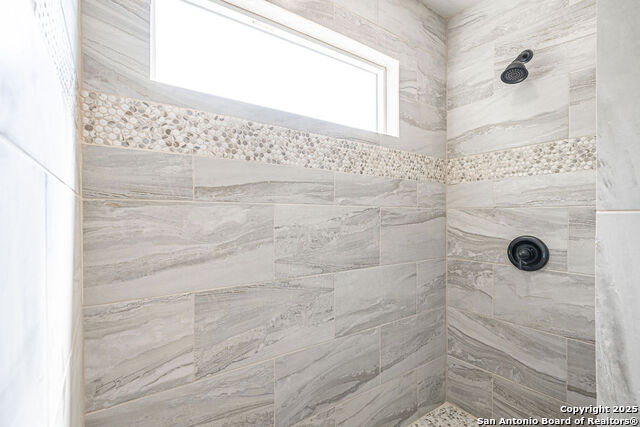 Listing photo id 9 for 1118 Saint James