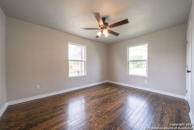 Listing photo id 12 for 1118 Saint James