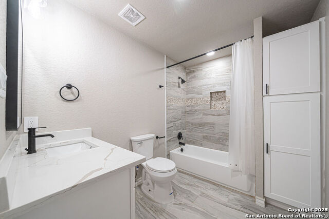 Listing photo id 13 for 1118 Saint James